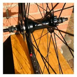 Roue Arrière Custom Bikelife X Collective 27.5 Pouces à Disque Noire - Roue Vélo de Qualité Supérieure -France Accessoires Vélo Soldes Boutique roue arriere custom bikelife x collective 275 pouces a disk noire wheeling bike 3