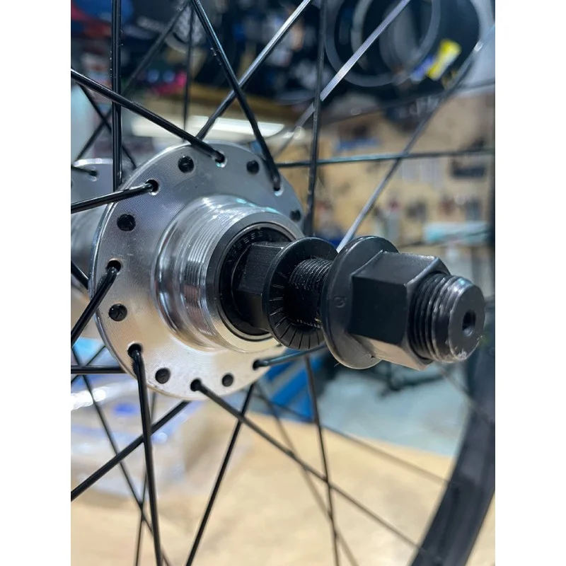 Roue Arrière GT 29" HERITAGE Noire-polie - Roue VTT Haute Performance 6 Roue Arrière GT 29" HERITAGE Noire-polie - Roue VTT Haute Performance – Image 4