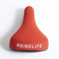 Selle BIKELIFE Rouge Logo Blanc - Confort et Style pour Cyclistes