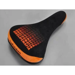MAFIA BIKES Selle Mafia Bike Fade Noire-Orange - Selle de Vélo Haut de Gamme -France Accessoires Vélo Soldes Boutique selle mafia bike fade noire orange 1